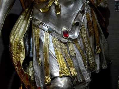 La veste dell�angelo � finemente decorata con lamine dorate...
